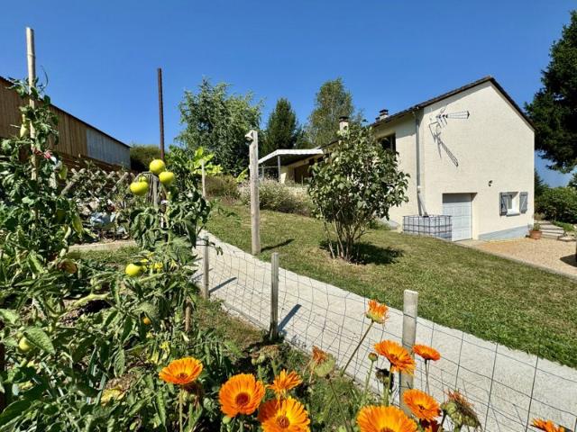 Maison entièrement rénovée avec aménagements paysagers