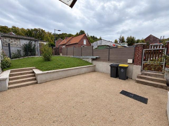 Maison entièrement rénovée avec garage et extérieur