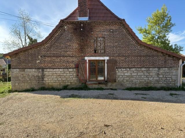 maison entièrement rénovée avec grange, batiment agricole de 700m2 et terrain de 11000m2