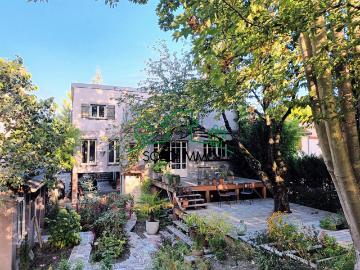 Maison entièrement rénovée avec jardin arboré à Romainville 260m² Romainville
