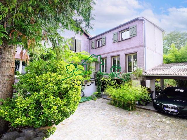 Maison entièrement rénovée avec jardin arboré à Romainville 260m² Romainville