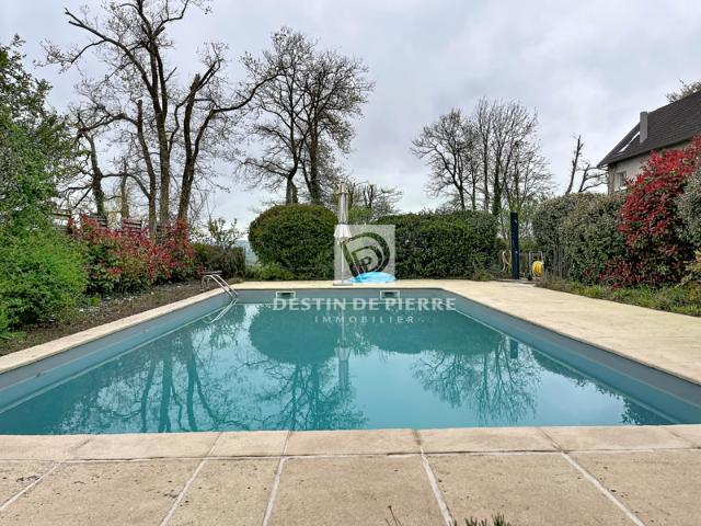 Maison entièrement rénovée avec piscine