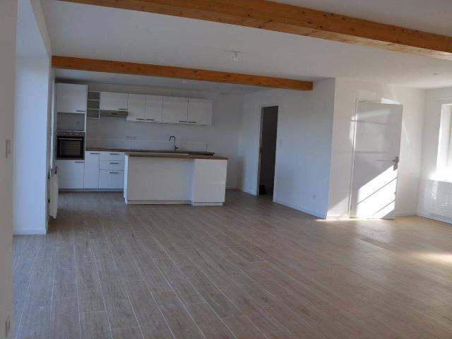 Maison entièrement rénovée avec 3 chambres, garage, terrasse et