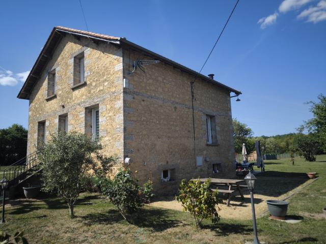 MAISON ENTIEREMENT RENOVEE EN BORD DE DORDOGNE