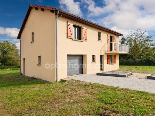 Maison entièrement rénovée sur deux niveaux indépendants de 129 m² 6 pièces 3 chambres sur terrain clos de 1744 m² 87210 LE DORAT