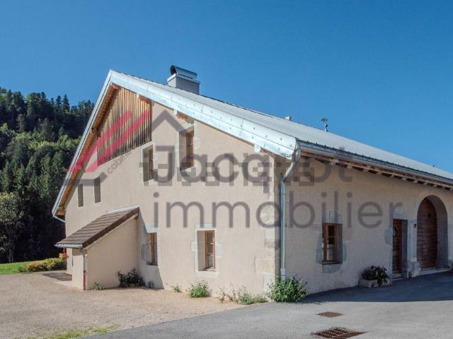 Maison, Entre deux Monts