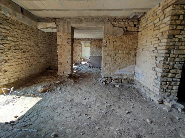 Maison en cours de construction — toiture refaite à neuf — fort potentiel