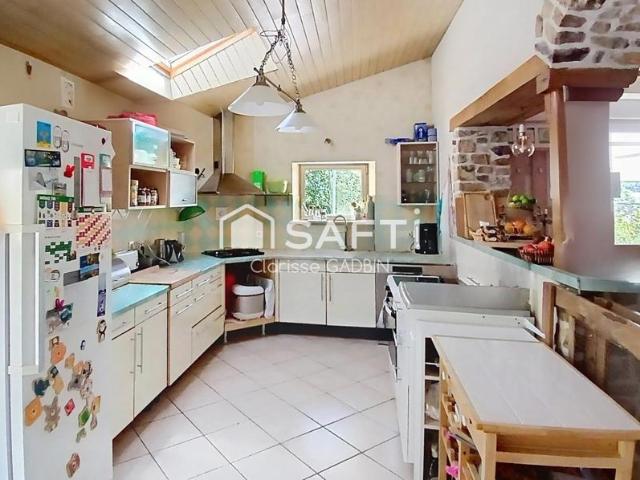 Maison en campagne avec 8 chambres, dépendances. Activité Pension canine