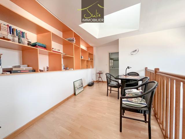 Maison en Centre Ville de BRESSUIRE. Jardinet et garage. Libre de suite adaptée pour retraités