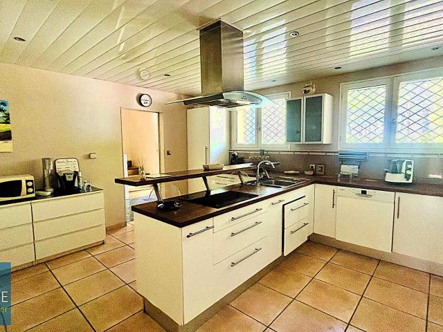 MAISON 4 CHAMBRES 1 BUREAU 1 STUDIO 1 PISCINE
