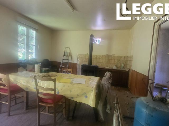 Maison en bois avec bardage et une ancienne maison en pierres à rénover dans 2.5 hectares 1.4 km du Teilleul