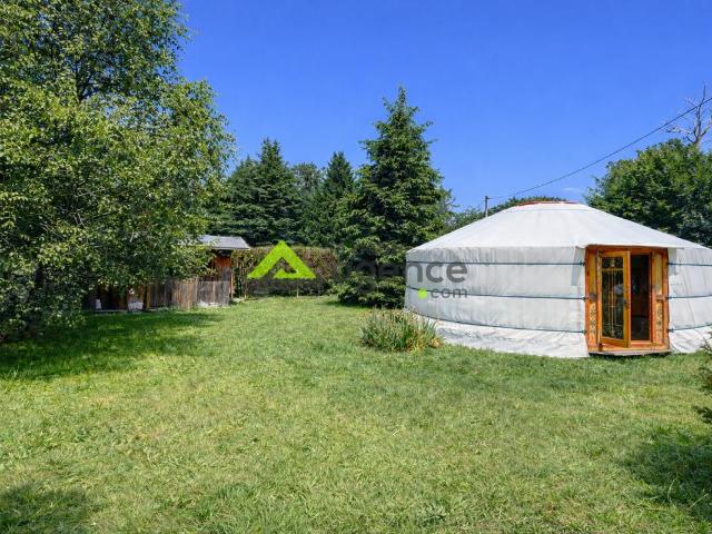 Maison en bois avec chalets, yourtes et piscine Vallière