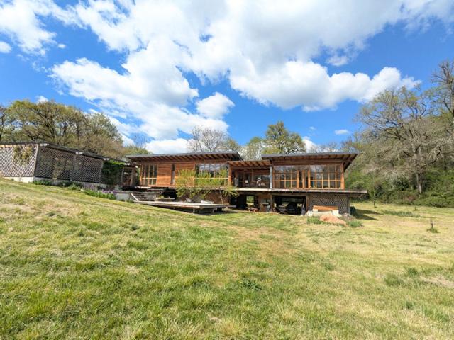 Maison en bois bioclimatique sur grand terrain