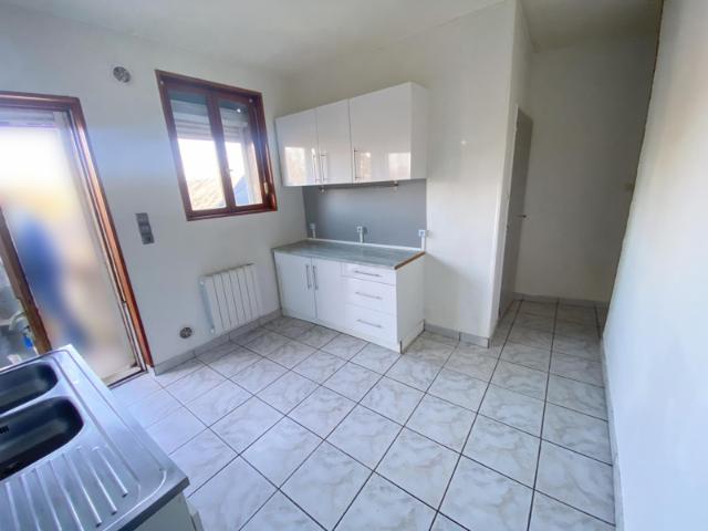 MAISON EN BON ETAT AVEC JOLI JARDIN