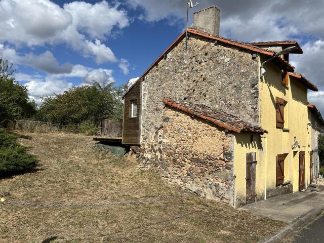 Maison en bon état, sans à vis avec terrain attenant à Le Vi. 83m² Le Vigeant
