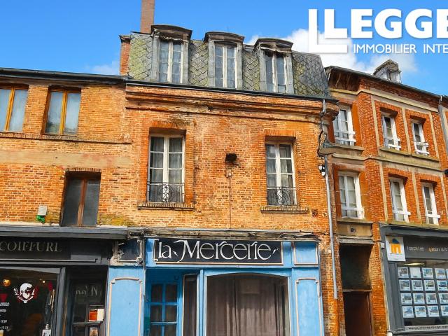 Maison en briques à rénover avec terrasse et vue sur la place du château – plein centre de Gacé
