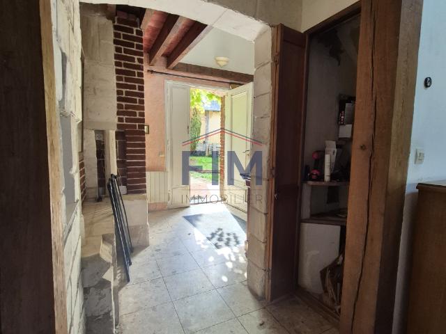 MAISON EN BRIQUES AVEC 1 HA