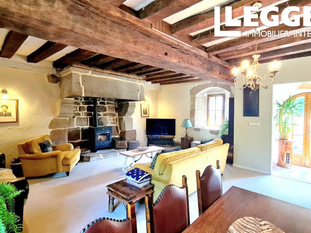Maison en granit pleine de charme, 4 chambres, jardin arboré et cadre paisible dans un hameau