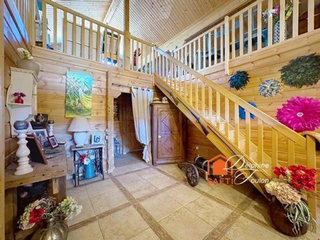 Maison en madriers de bois massif avec piscine