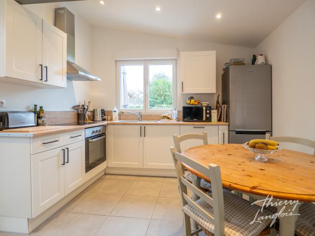 MAISON EN SEMI PLAIN PIED ENTIÈREMENT RÉNOVÉE AU CŒUR DE FRETIN