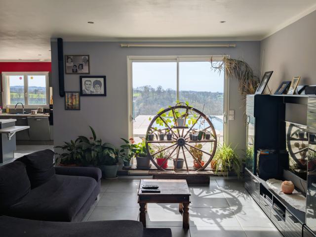 Maison en position dominante avec piscine, dépendance et jardin