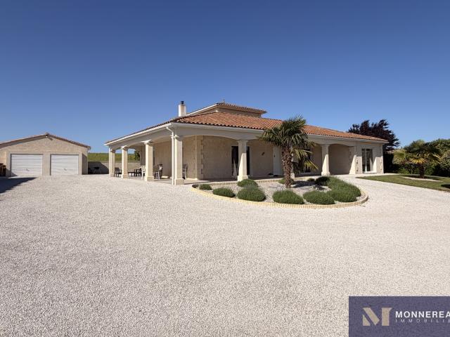 Maison En Parfait Etat Avec Piscine 180m² Saint Médard de Barbezieux