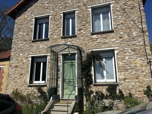 MAISON EN PIERRE MEULIERE DE 8 PIECES. 165 M2