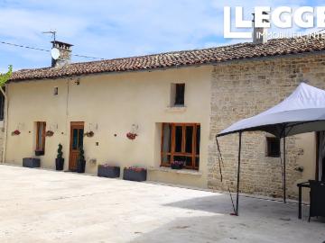 Maison en pierre offrant trois chambres, trois salles d'eau, garage et jardin privé avec quelques vignes