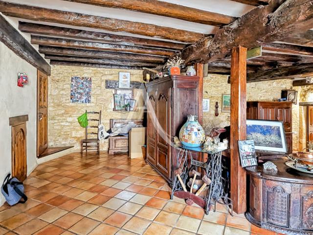 Maison en pierre atypique dans un hameau