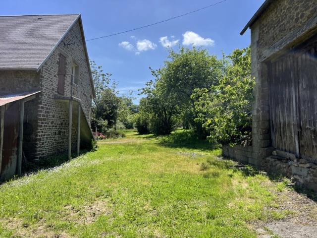 Maison en pierre au calme avec 1 hectare