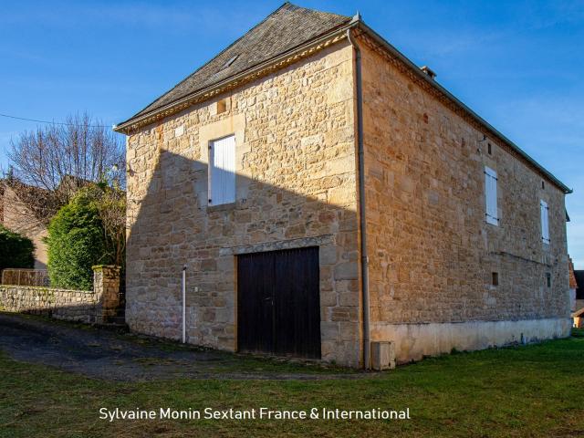Maison en pierre au coeur d'un bourg paisible du Périgord noir
