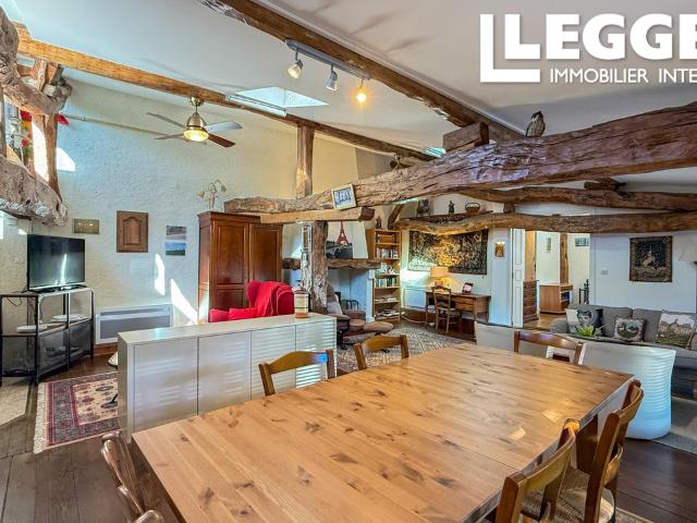 Maison en pierre avec 3 chambres dans un petit hameau tranquille. Terrasse sur le toit avec vue spectaculaire