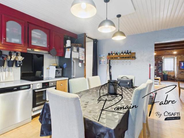 Maison en pierre avec 3 chambres, double garage et piscine semi enterrée