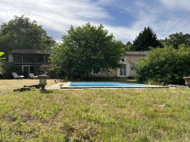 Maison en pierre avec 13 000 m2 de terrain