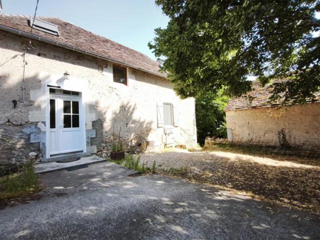 MAISON EN PIERRE AVEC 2 CHAMBRES LA BUSSIERE