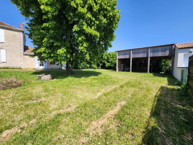 Maison en pierre avec 4 chambres et beau terrain 186m² Saint Jean de Beugné
