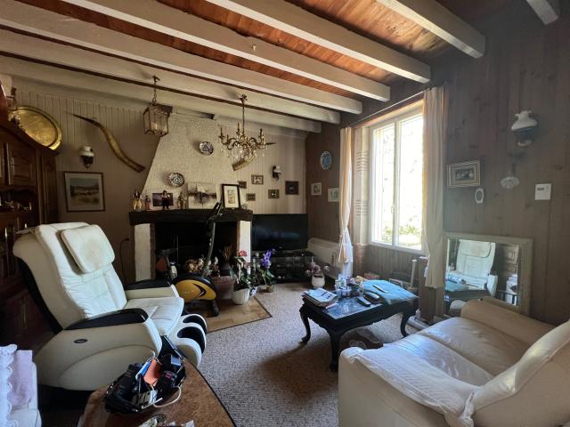 Maison en pierre avec 4 chambres, piscine et dépendances sur. 136m² Le Temple sur Lot