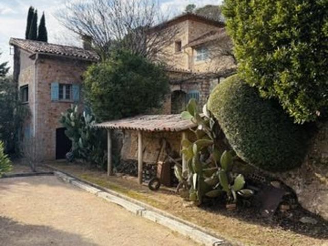 Maison en pierre avec beaucoup de charme, à quelques km de C. 190m² Entrecasteaux