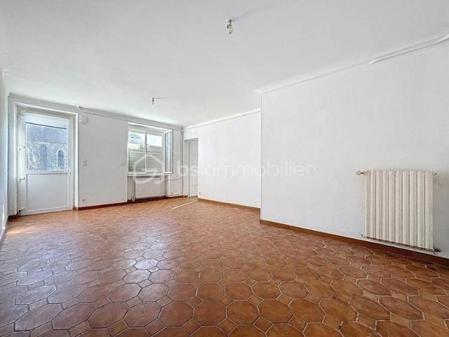 Maison en pierre avec garage attenant