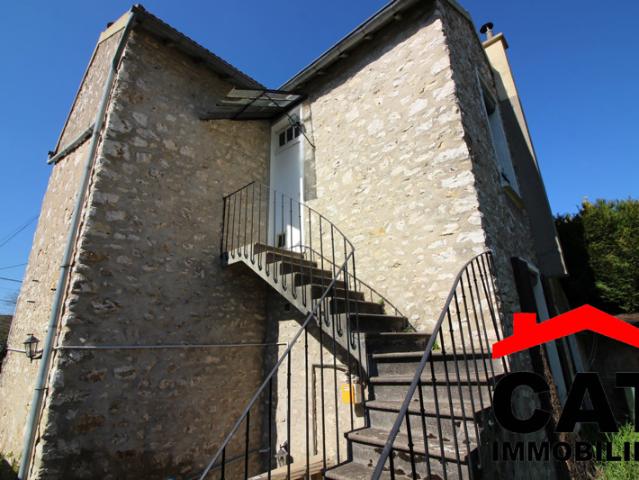 MAISON EN PIERRE AVEC GARAGE ET JARDIN