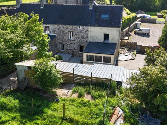 Maison en pierre avec garages et terrain à la campagne