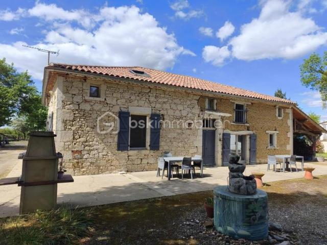 Maison en pierre, avec gîte, dépendances et terrain