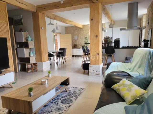 Maison en pierre, avec gîte, dépendances et terrain