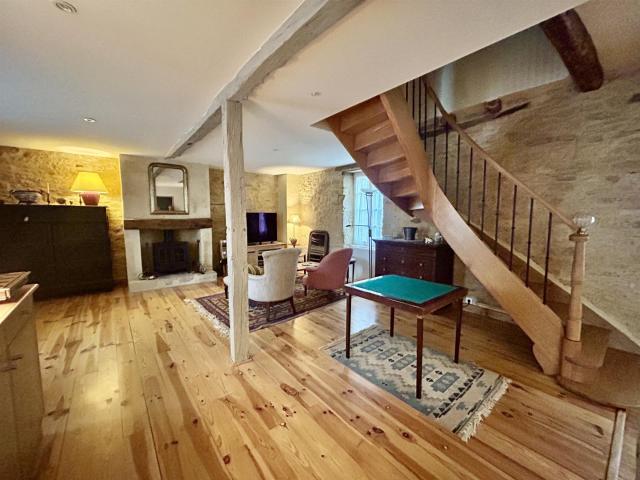 Maison en pierre avec gîte, piscine sur terrain de 3 090 m2. 275m² Nadaillac de Rouge