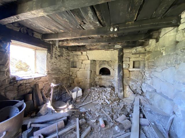 MAISON EN PIERRE AVEC GRANGE ATTENANTE ET FOUR A PAIN