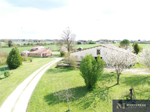 Maison En Pierre Avec Grange Et 1,12 Ha 132m² Baignes Sainte Radegonde