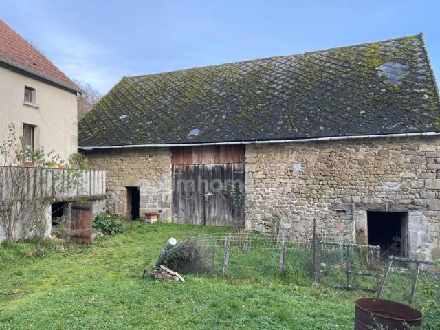 Maison en pierre avec grange et jardin de 2000 m2 et bois