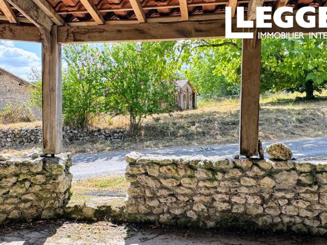 Maison en pierre avec grange, terrasse couverte et charme, à moins de 10 min de Ribérac