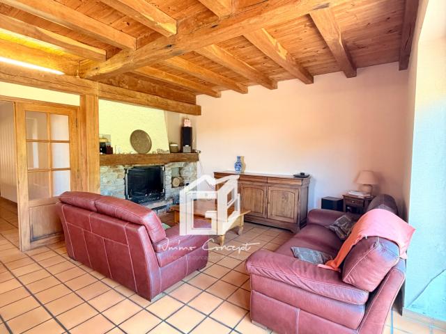 Maison en pierre avec dépendance