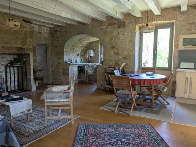 Maison en pierre avec dépendance